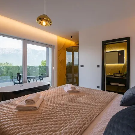 Luxury Hedonica